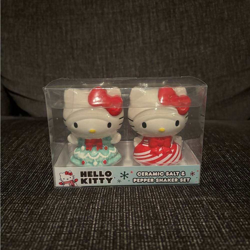 Hello kitty adorable salt and pepper shakers